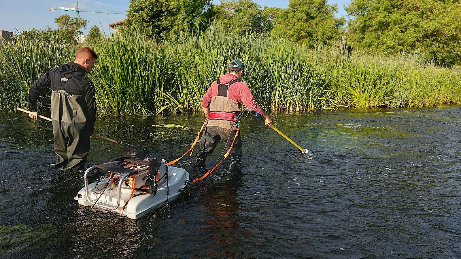 Pescadores utilizando un equipo de pesca eléctrica
